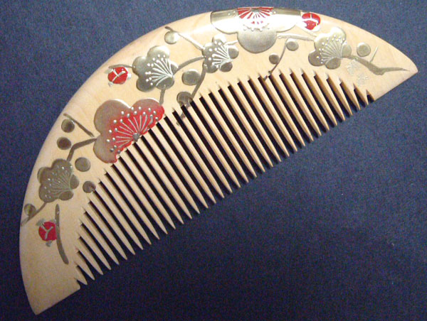 Painted boxwood comb (half moon type) -Ume-