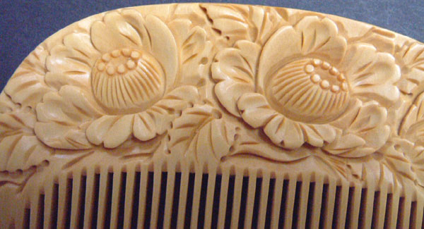 Carved boxwood comb -Camelia- 